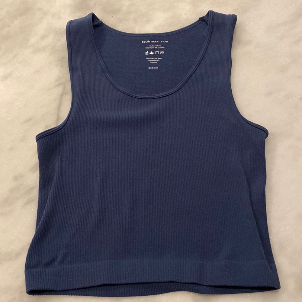 South moon under navy cropped top